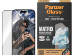 PanzerGlass™ Matrix Displayschutz mit D30 für das Apple iPhone 15 Pro Max/Ultra-Wide Fit mit Alignerkit