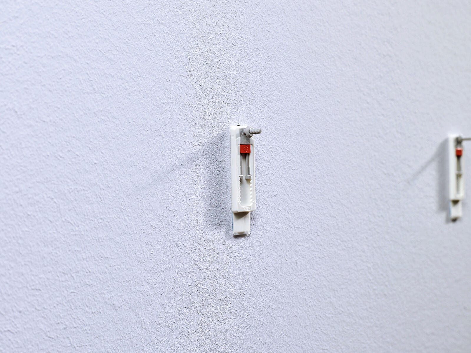 tesa Klebeschraube 2.4 cm  x 6.4 cm weiß