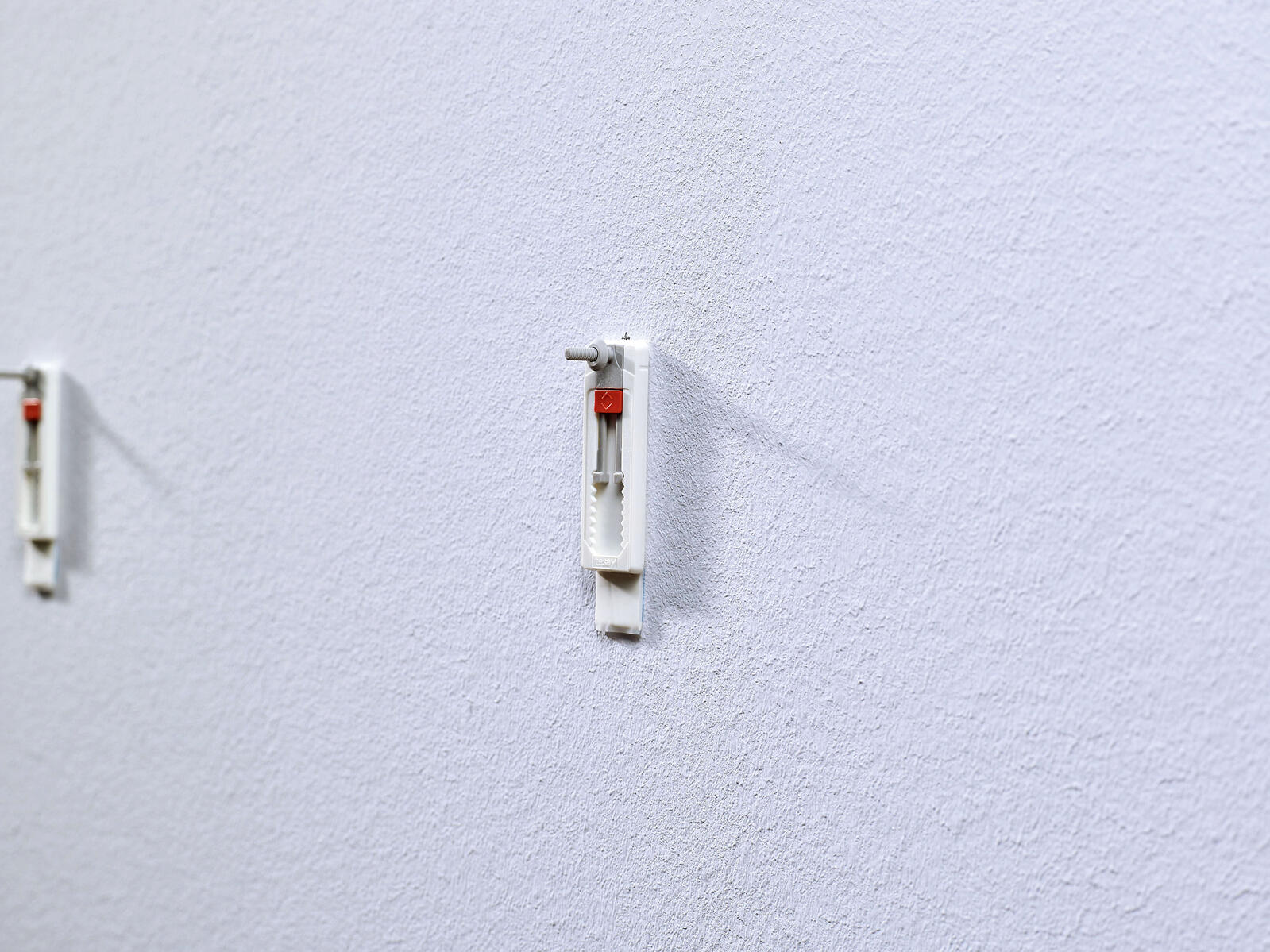 tesa Klebeschraube 2.4 cm  x 6.4 cm weiß