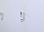 tesa Klebeschraube 2.4 cm  x 6.4 cm weiß