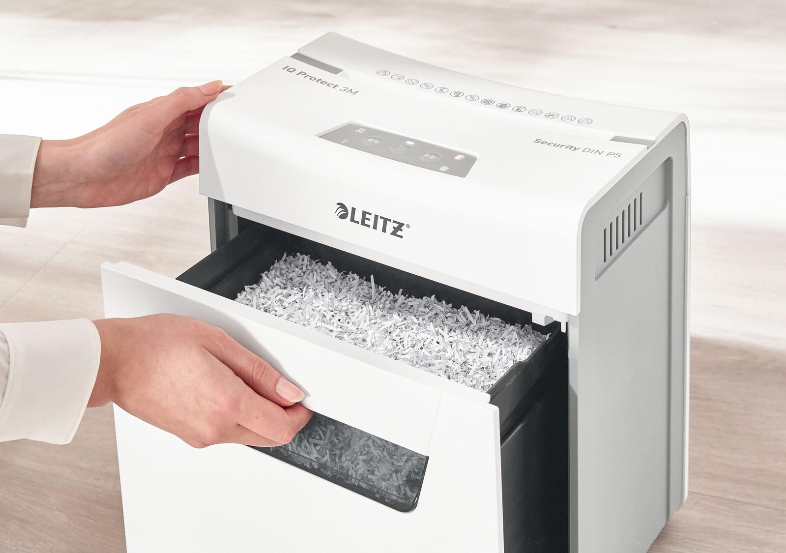 LEITZ Protect 3M Aktenvernichter mit Partikelschnitt bis 3 Blatt weiß