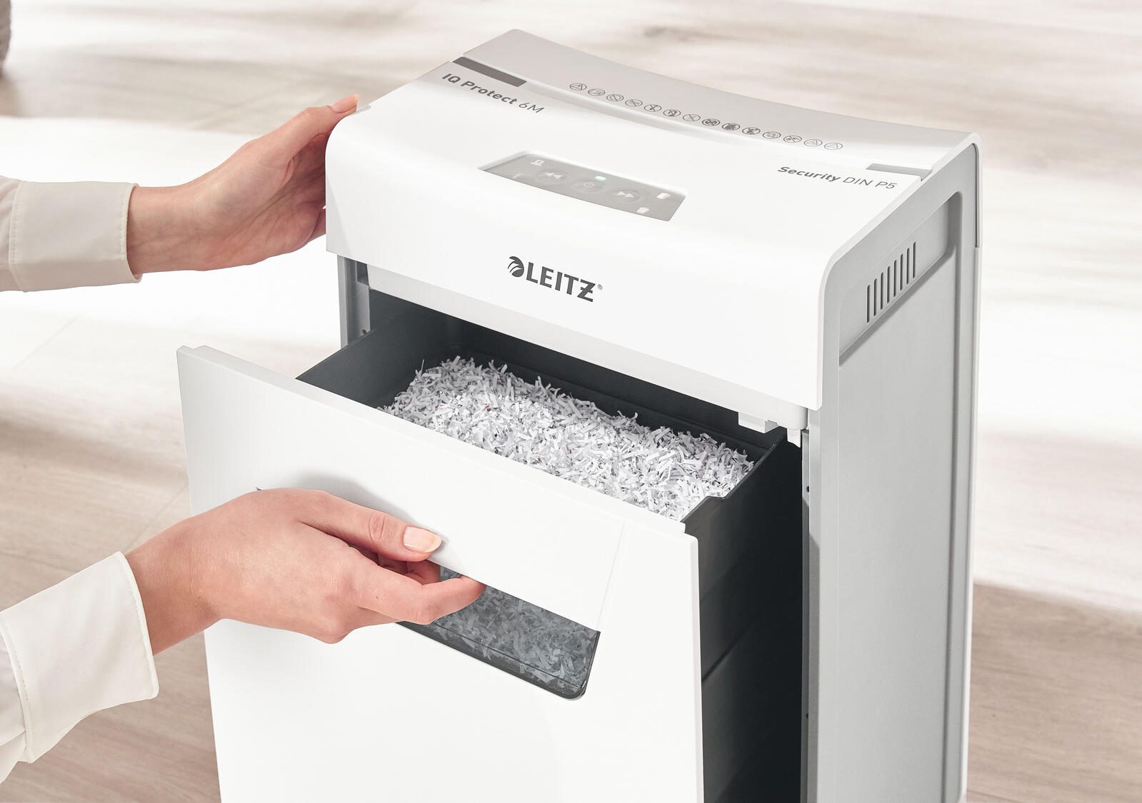 LEITZ Protect 6M Aktenvernichter mit Partikelschnitt bis 6 Blatt weiß