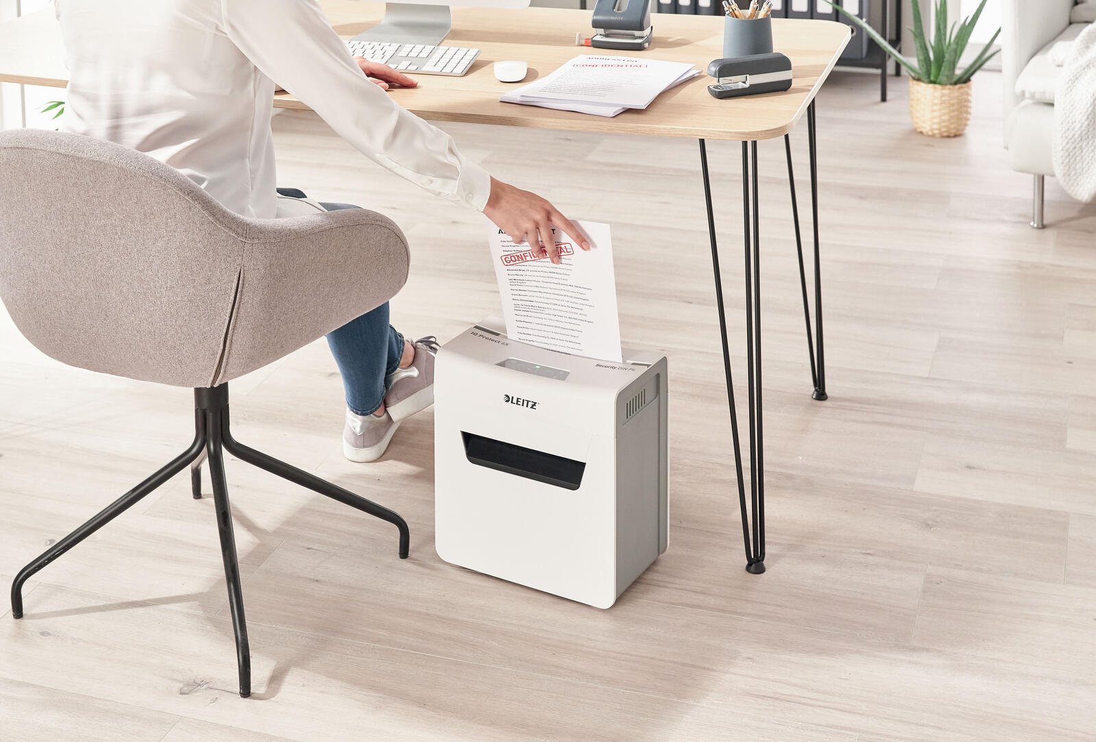 LEITZ Protect 6X Aktenvernichter mit Partikelschnitt bis 6 Blatt weiß