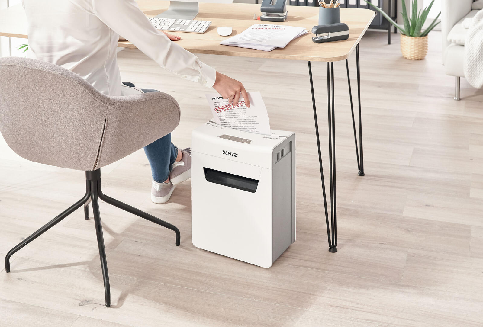 LEITZ Protect 8X Aktenvernichter mit Partikelschnitt bis 8 Blatt weiß