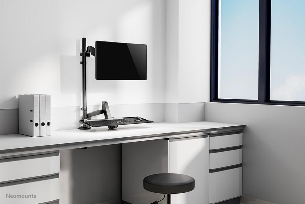Neomounts DS90-325BL1 höhenverstellbarer, tischmontierter Arbeitsplatz für 17-32" Bildschirme, Tastatur und Maus - Schwarz